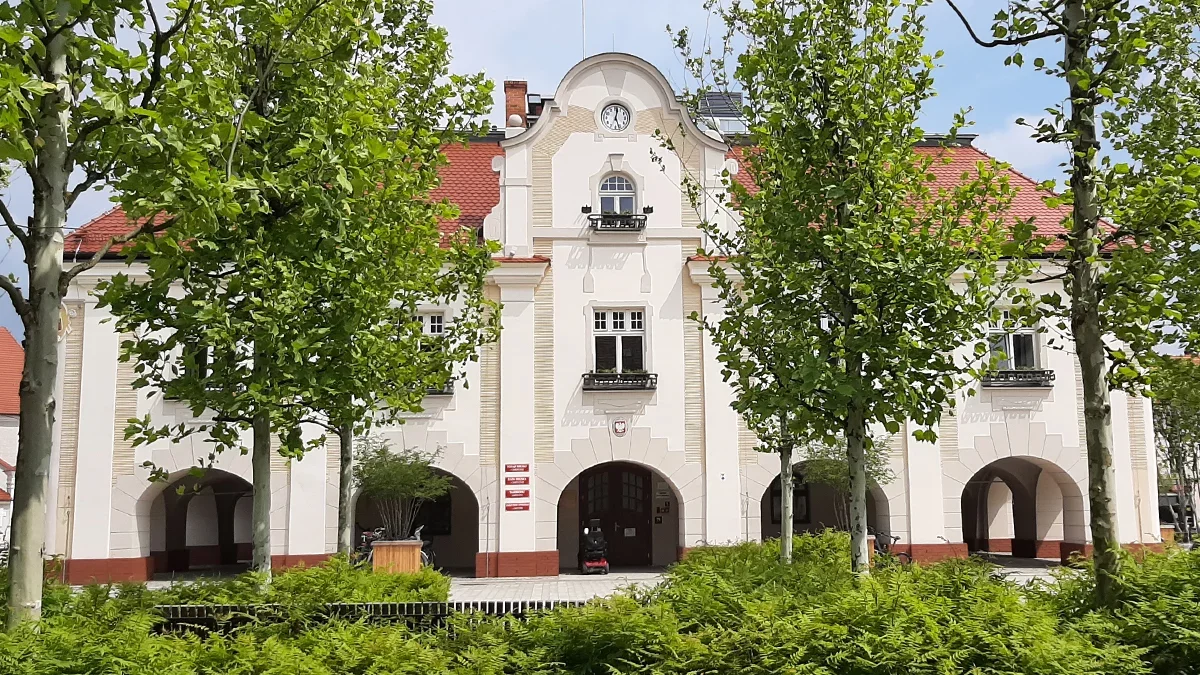 Jest praca w urzędzie z niezłym wynagrodzeniem i dodatkami. Kogo szuka magistrat i co oferuje?