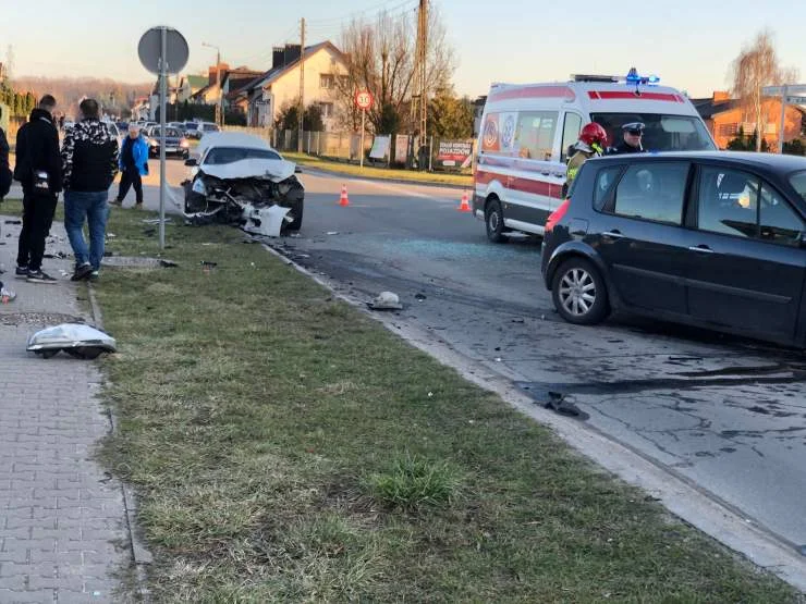 Zderzenie dwóch pojazdów na ul. Zagonowej w Jarocinie. Wezwano LPR [ZDJĘCA]   - Zdjęcie główne