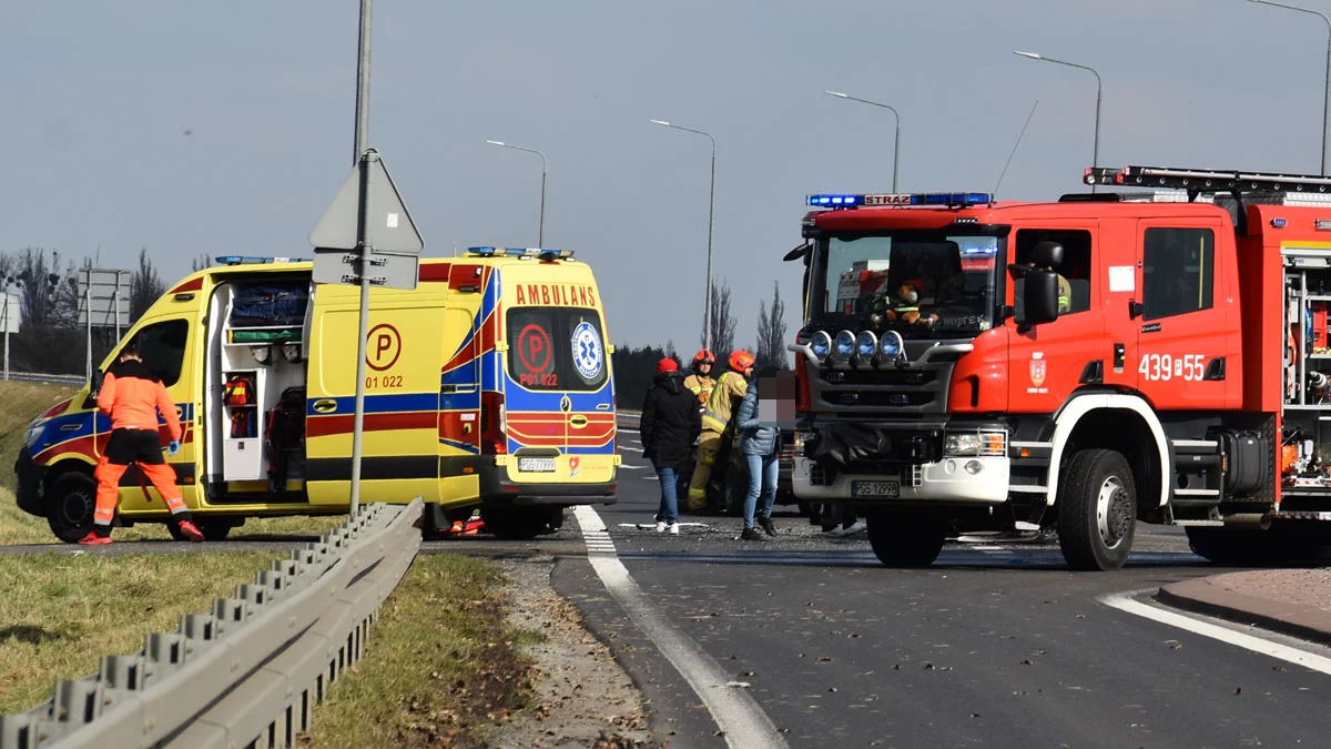 Niebezpieczna DW434 w drodze do pracy. Opel skończył w rowie, mieszkanka jarocińskiego - w szpitalu