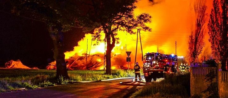 Nocny pożar stodoły. Strażacy: To było piekło [ZDJĘCIA]  - Zdjęcie główne