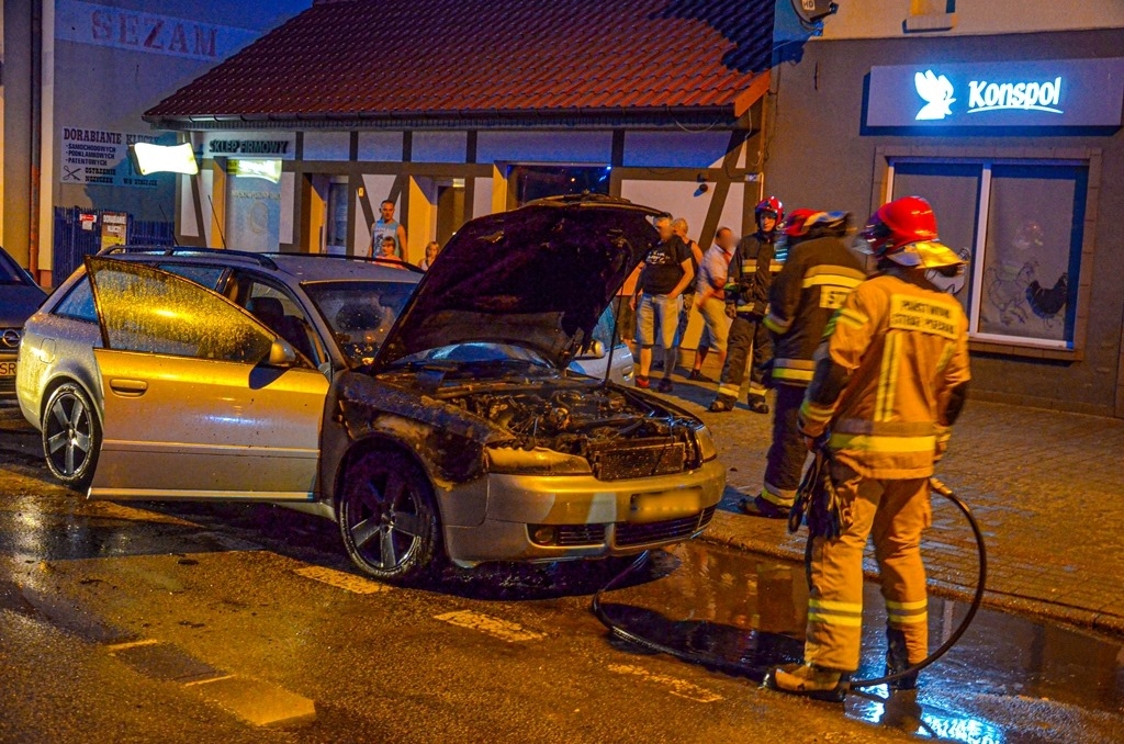 Jarocin. Auto i garaż stanęły w ogniu  - Zdjęcie główne