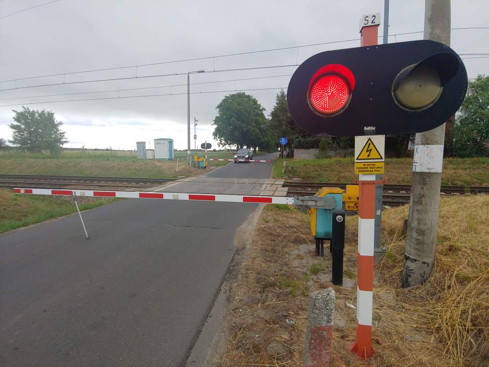 Centymetry od śmierci na przejeździe kolejowym w Mieszkowie   