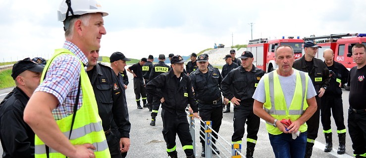 Wozy strażackie na obwodnicy. Pojechali, żeby rozebrać... - Zdjęcie główne