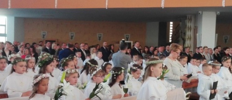 Trwa uroczystość Pierwszej Komunii Świętej w parafii franciszkanów - Zdjęcie główne