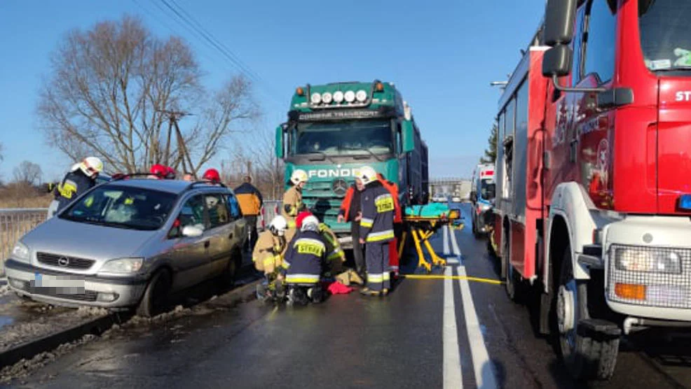 Wypadek w Jarocinie. Obowiązuje ruch wahadłowy [ZDJĘCIA] - Zdjęcie główne