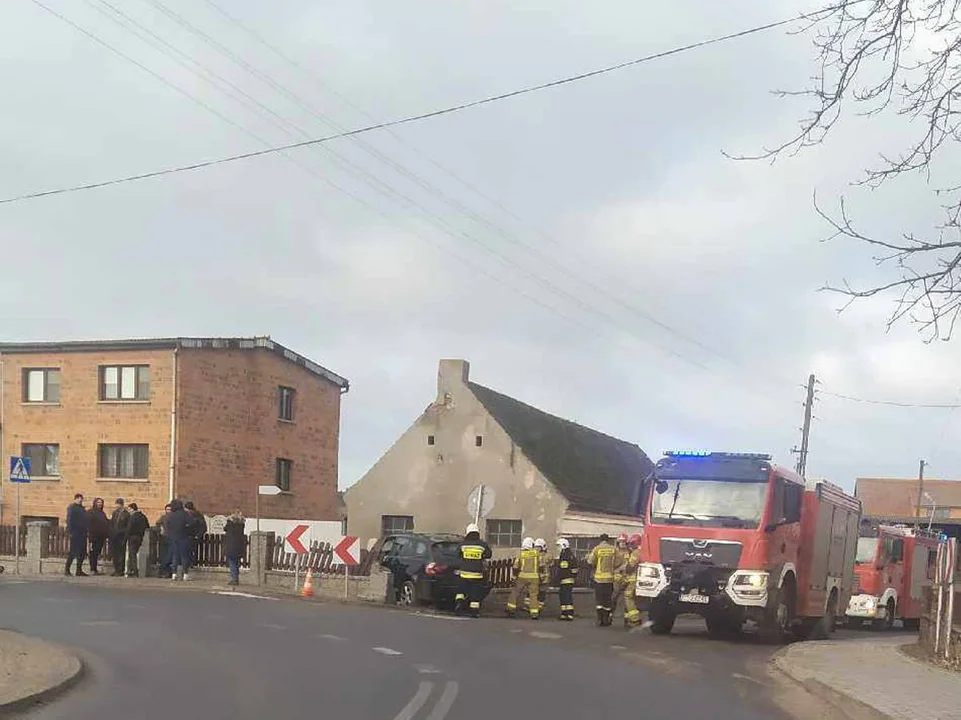 Zakończył jazdę w płocie. Kolizja w Raszewach. Kierowca pod wpływem - Zdjęcie główne