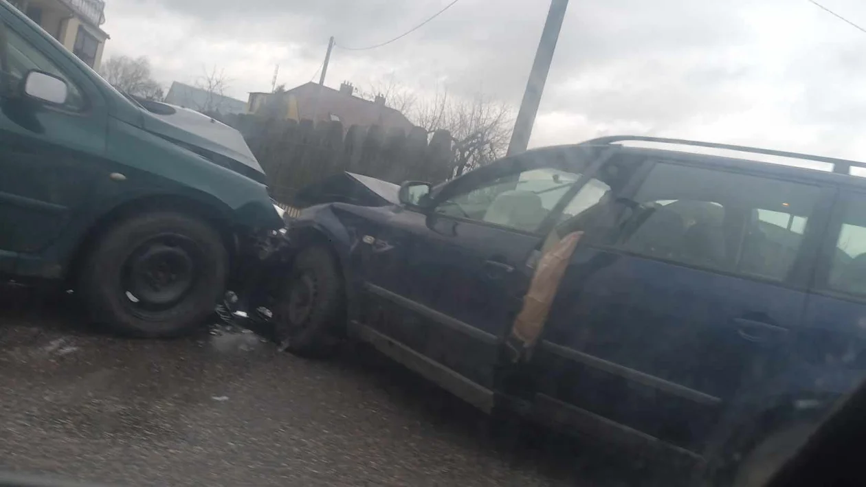 Zderzenie peugeota i volkswagena w Prusach. Są osoby poszkodowane - Zdjęcie główne