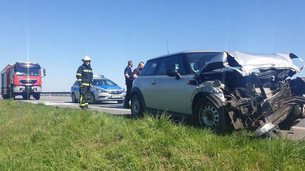 Utrudnienia na obwodnicy Jarocina. Auto osobowe uderzyło w barierki energochłonne [ZDJĘCIA] - Zdjęcie główne