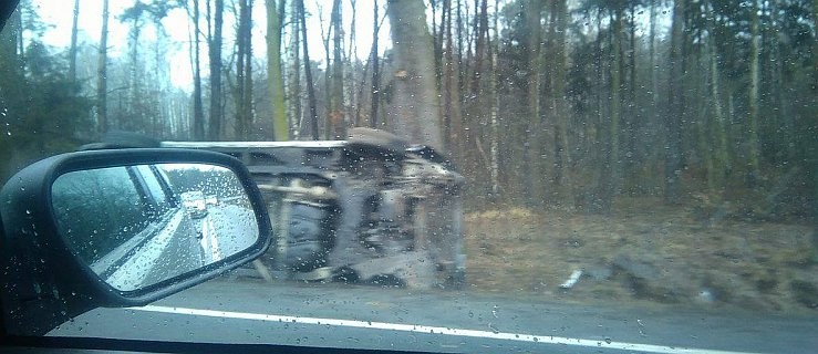 Bus wypadł z drogi. Przewrócił się do rowu - Zdjęcie główne