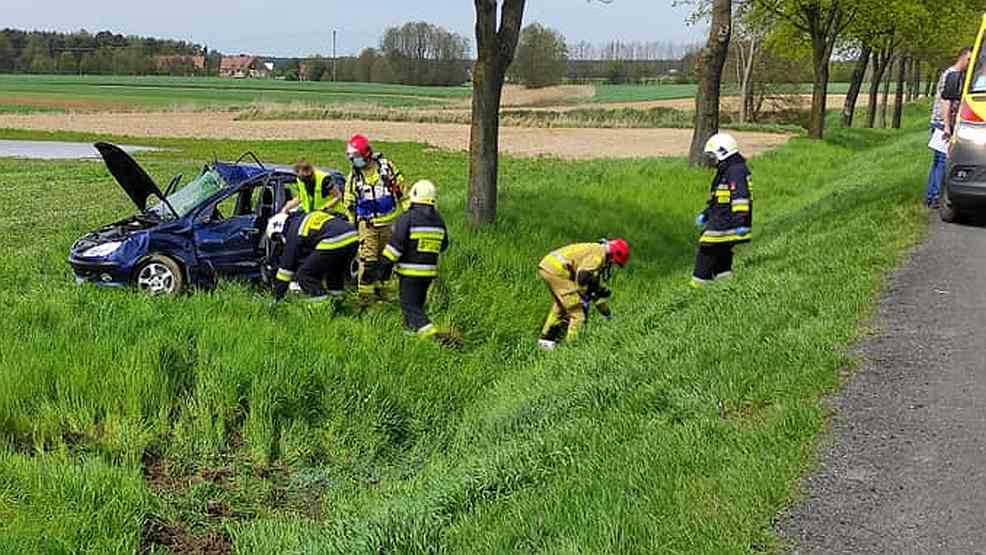  Zderzenie ciężarówki z osobówką na drodze krajowej nr 11. Peugeot zatrzymał się na polu - Zdjęcie główne