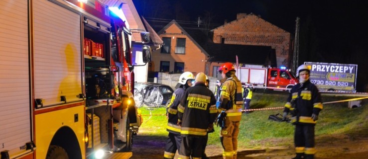 Uderzyli autem w dom. Ponad godzinę byli uwięzieni w rozbitym oplu  - Zdjęcie główne