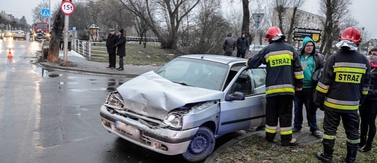 Zderzenie w Jarocinie. Jedna osoba poszkodowana  - Zdjęcie główne