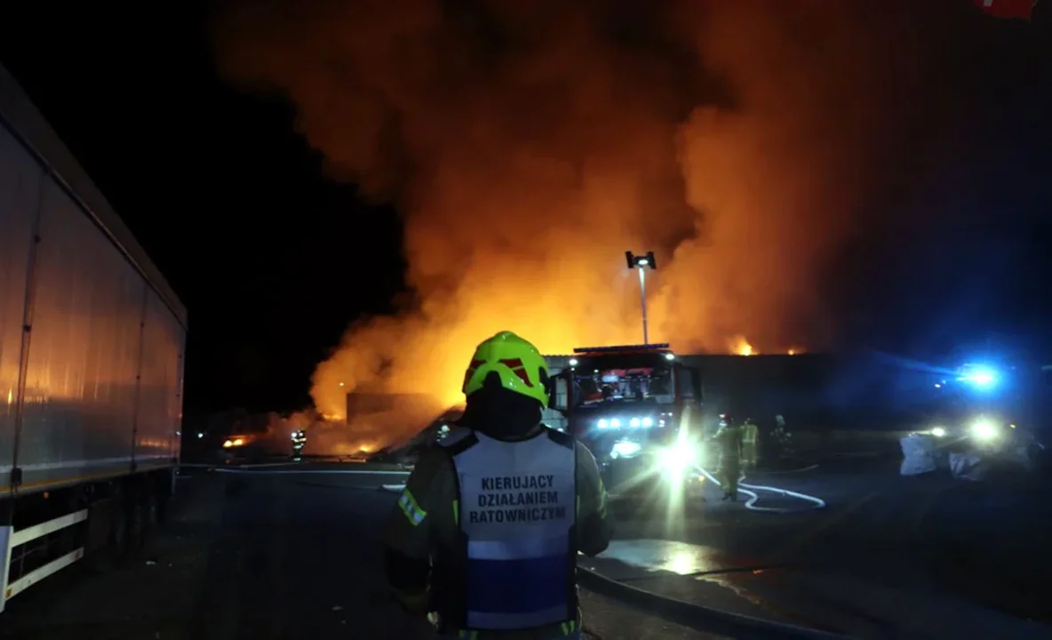 Jarocińscy strażacy gaszą ogromny pożar w jednej z firm w Rawiczu [ZDJĘCIA, FILM] - Zdjęcie główne