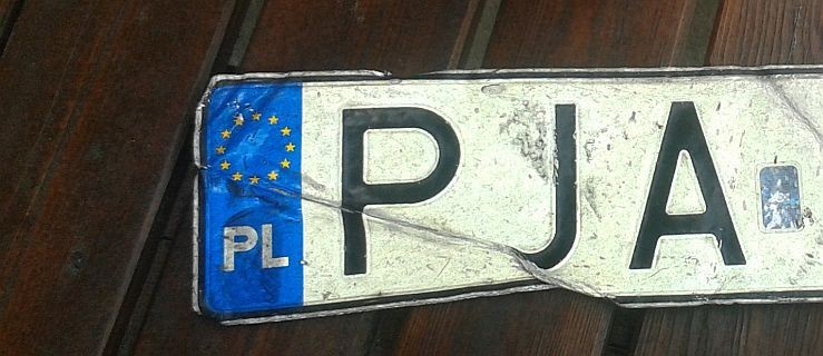 Znaleziono jarocińską tablicę rejestracyjną. Ktoś zgubił?  - Zdjęcie główne