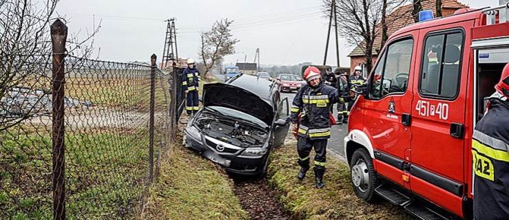 Auto osobowe wypadło z drogi - Zdjęcie główne