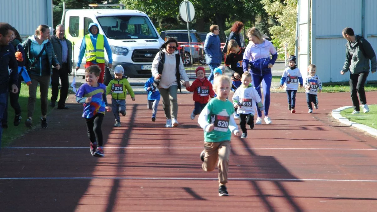 Rock Run Jarocin 2024. Rywalizacja do ostatnich metrów w biegach dzieci [ZDJĘCIA] - Zdjęcie główne