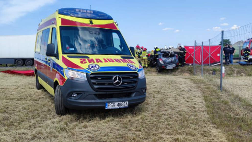 Śmiertelny wypadek na obwodnicy Jarocina. Czołowe zderzenie ciężarówki i opla mokki