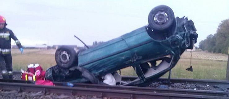 Samochód uderzył w pociąg. 18-letni kierowca w szpitalu - Zdjęcie główne