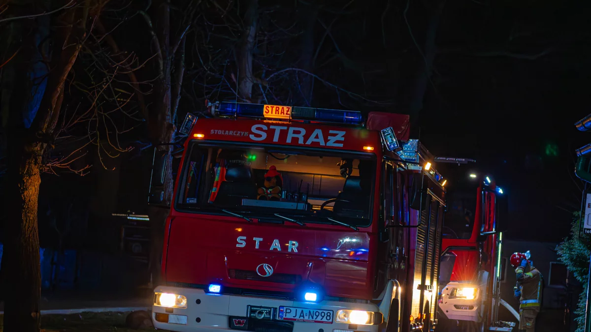 Nocne dachowanie busa w centrum miasta