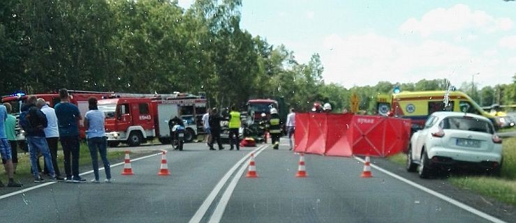 Zderzenie  motocykla z peugeotem. Ląduje śmigłowiec - Zdjęcie główne