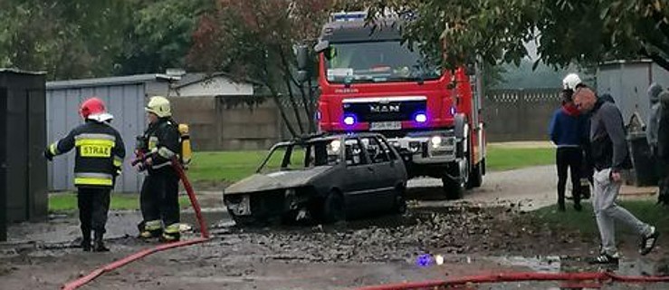 Pożar samochodu i garażu. Auto spłonęło doszczętnie  - Zdjęcie główne