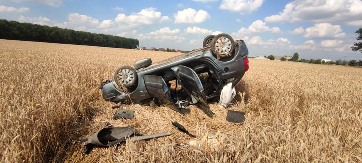 W zbożu dachowało auto osobowe. Służby w akcji [ZDJĘCIA]  - Zdjęcie główne