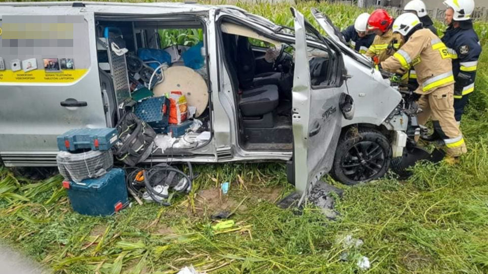 Wypadek na DK 11. Zderzenie busa z ciągnikiem siodłowym. Lądował LPR - Zdjęcie główne