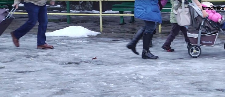 "Ślizgawica. Dwie panie upadły z dzieckiem" [WIDEO]  - Zdjęcie główne