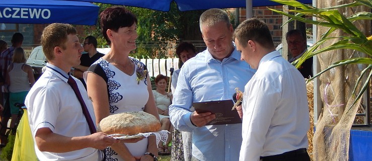 Radny ze starostami toczyli balot słomy - Zdjęcie główne