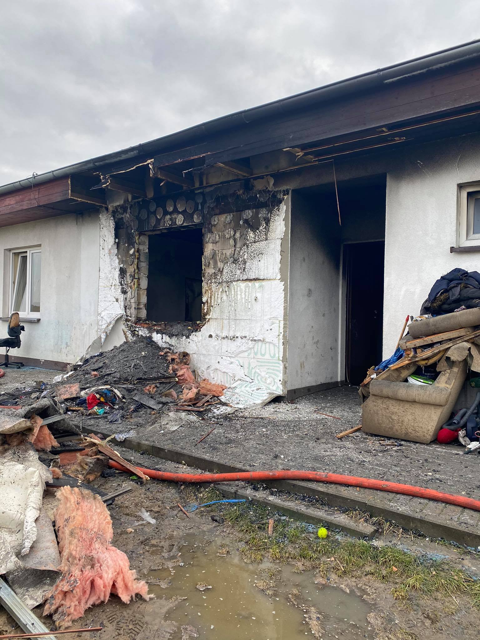 Pożar mieszkania w budynku wielorodzinnym w Łuszczanowie  - Zdjęcie główne