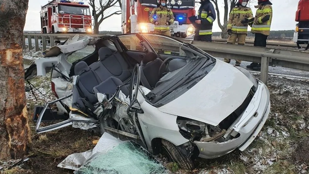 30-letni kierowca hondą uderzył w drzewo na DK15. Ciężko ranny trafił do szpitala [ZDJĘCIA] - Zdjęcie główne