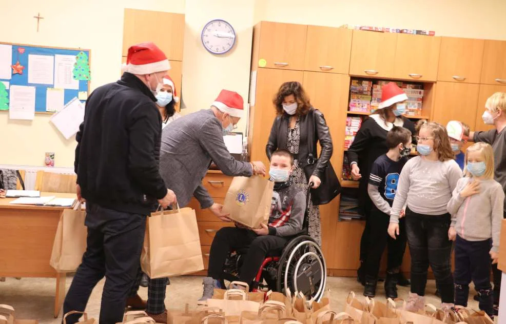 Lions Club Jarocin w roli świętego Mikołaja - Zdjęcie główne