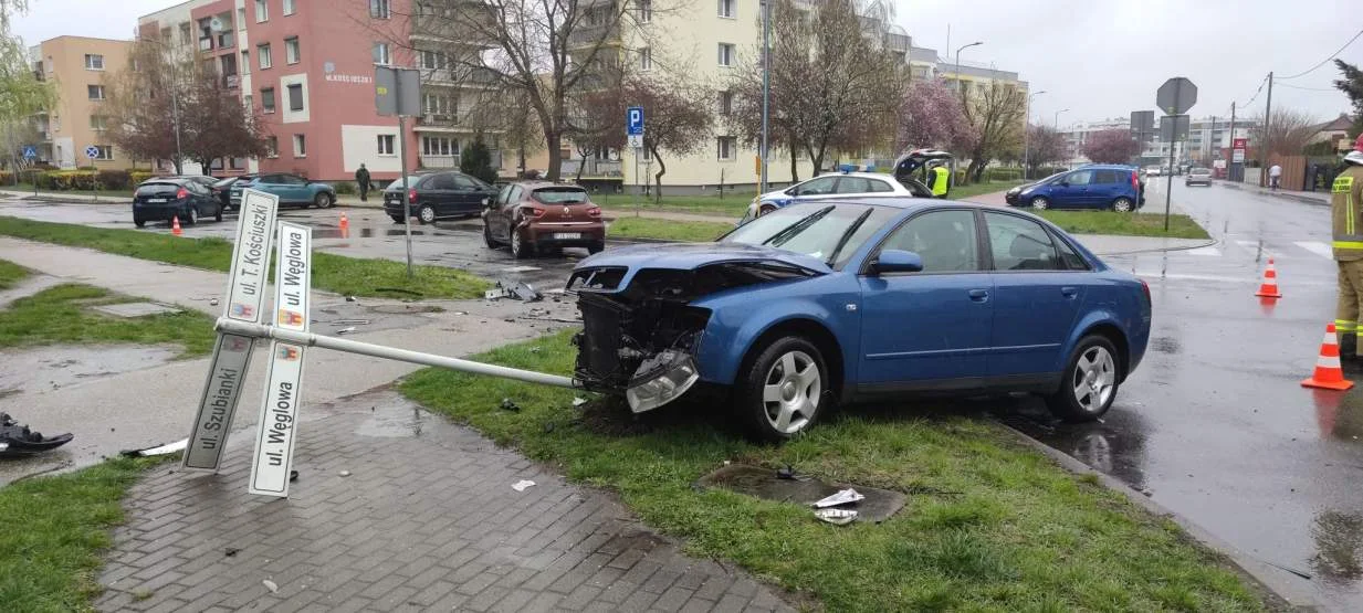 Zderzenie dwóch aut na skrzyżowaniu w Jarocinie [ZDJĘCIA] - Zdjęcie główne