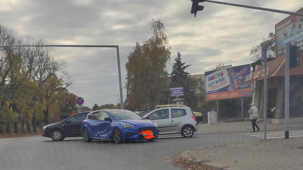 Zderzenie na skrzyżowaniu Moniuszki i Niepodległości w Jarocinie. Zgłoszenie z systemu eCall    - Zdjęcie główne