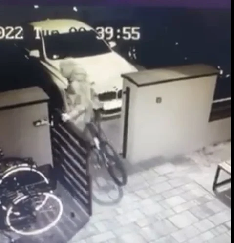 Ukradł rower spod bloku w Jarocinie. Nagrała go kamera [WIDEO, ZDJĘCIA] - Zdjęcie główne