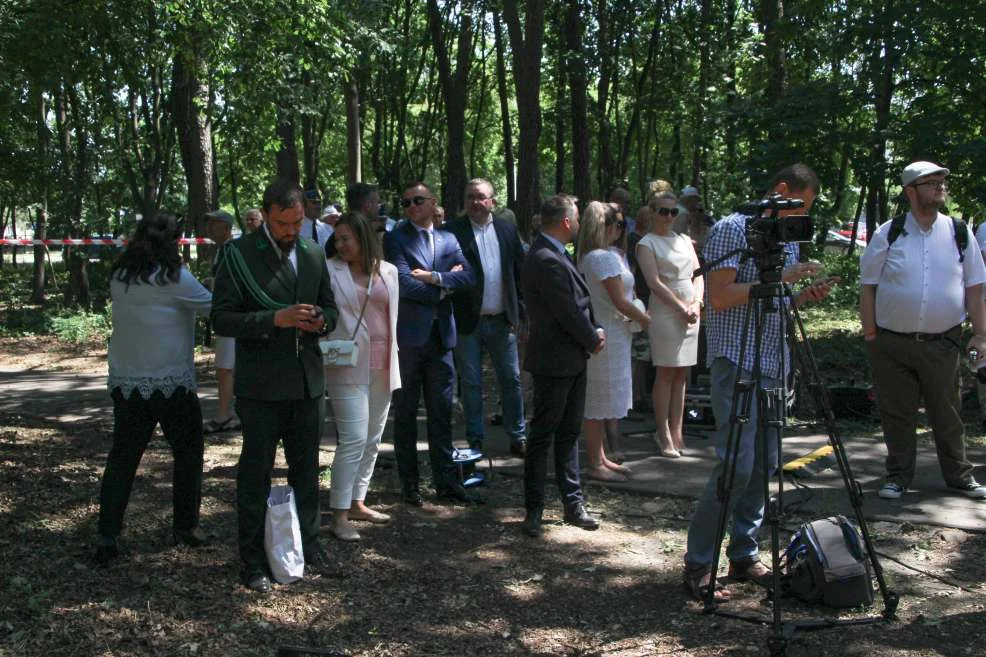 Pomnik prof. Jana Szyszko odsłonięty przy gwizdach i asyście policjiOdsłonili pomnik