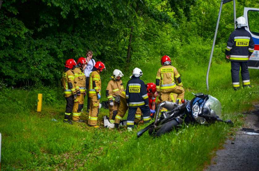 Jarocin. Motocyklista zderzył się z dwoma autami. Trafił do szpitala