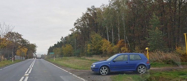 Dziwnie zaparkowane auto od kilku dni stoi przy drodze