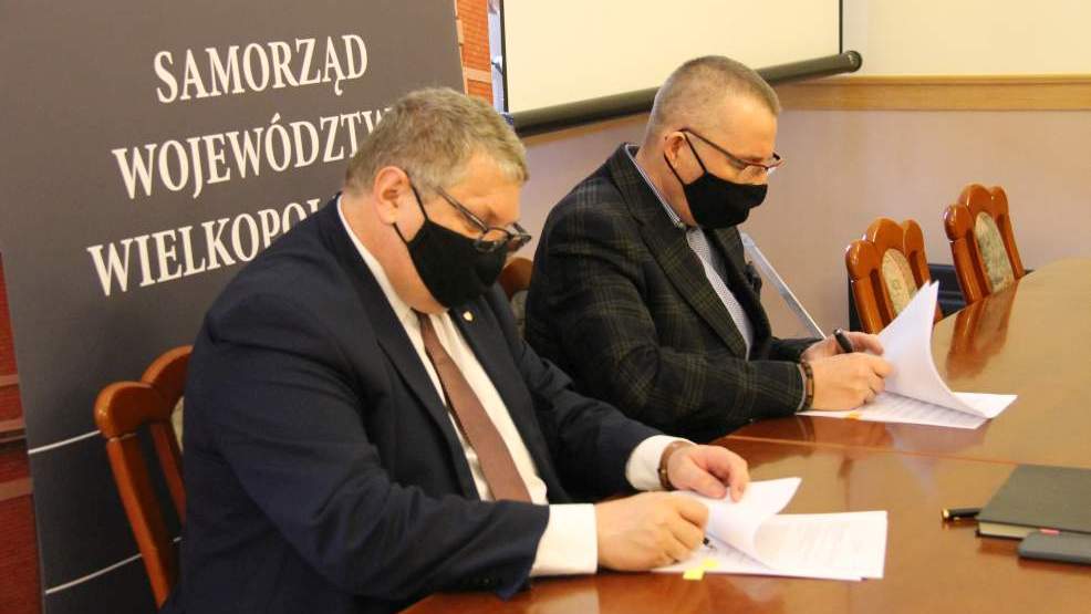 Samorządowcy podpisali umowy ma dofinansowanie budowy dróg dojazdowych do pól   