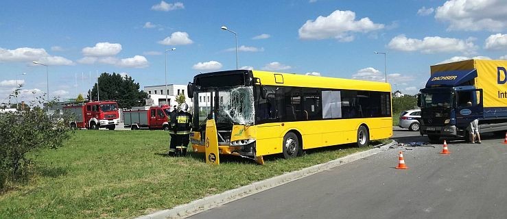 Zderzenie miejskiego autobusu z ciężarówką w Jarocinie - Zdjęcie główne