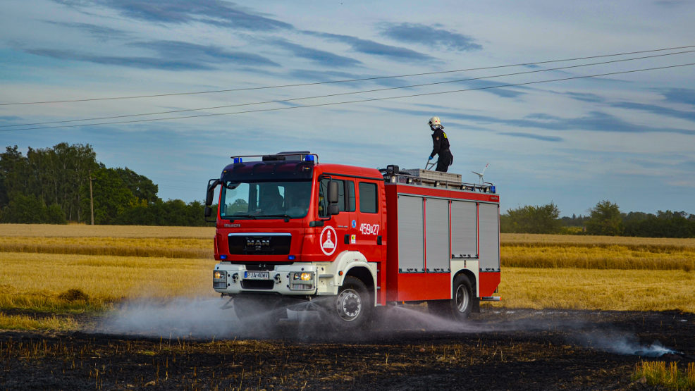 Kombajn młócił zboże, kiedy pojawił się ogień. Co zrobił operator maszyny? - Zdjęcie główne