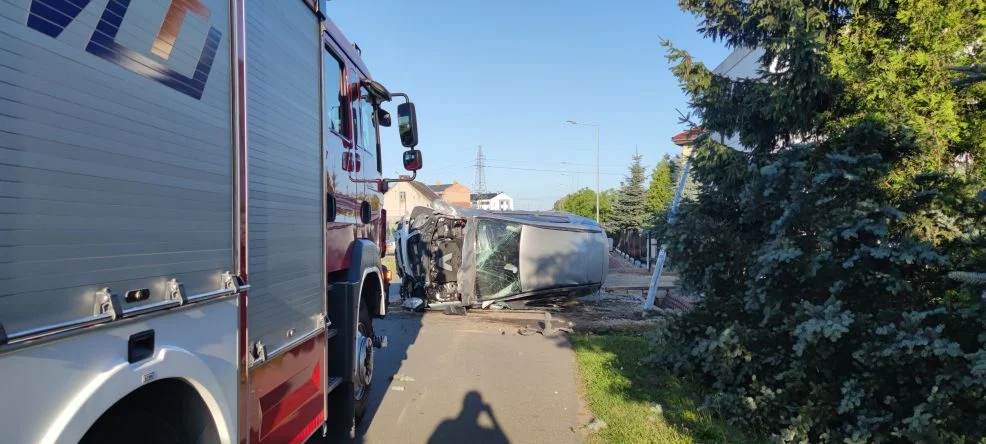 Pijany kierowca mercedesa uderzył w hydrant, latarnię uliczną i ogrodzenie na ul. Siedlemińskiej w Jarocinie