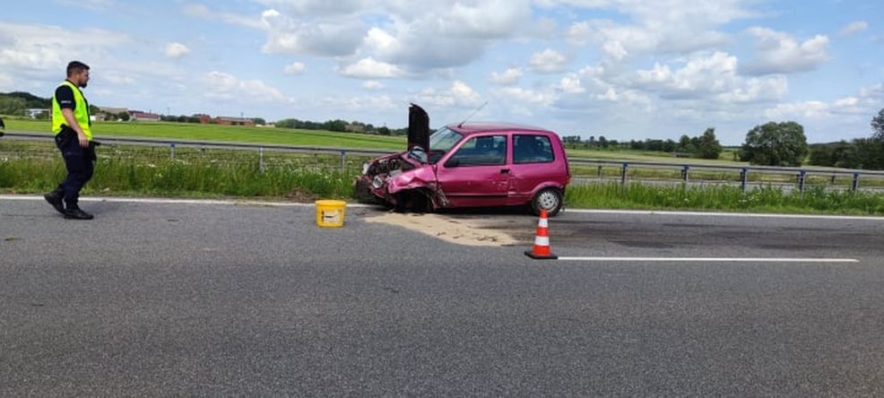 Fiat cinquecento uderzył w bariery ochronne na obwodnicy Jarocina. 