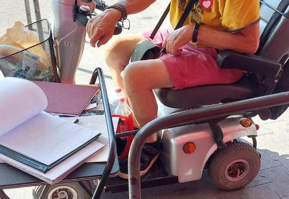 Niepełnosprawny 71-latek wspiera kandydatkę KO na posła. W Jarocinie został zaatakowany przez przeciwnika politycznego? - Zdjęcie główne