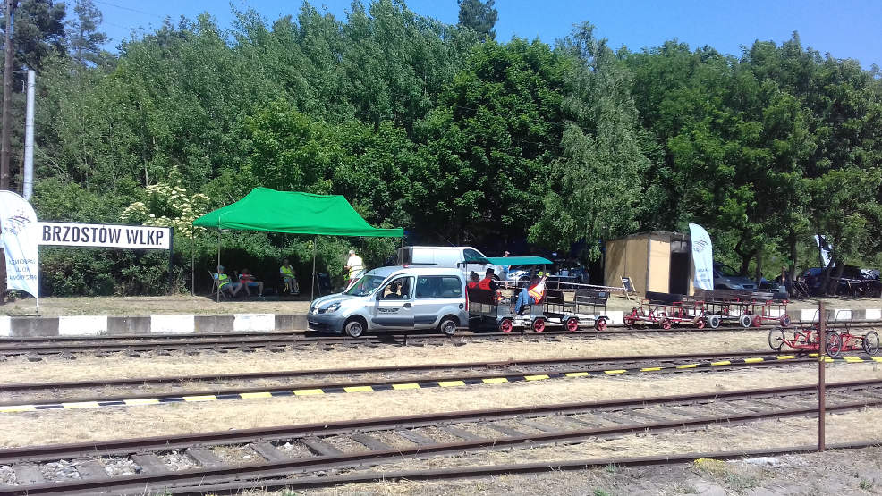 Na stacji Brzostów Wlkp. wszystko gotowe na przyjęcie gości. Trwa festyn kolejowo-militarny