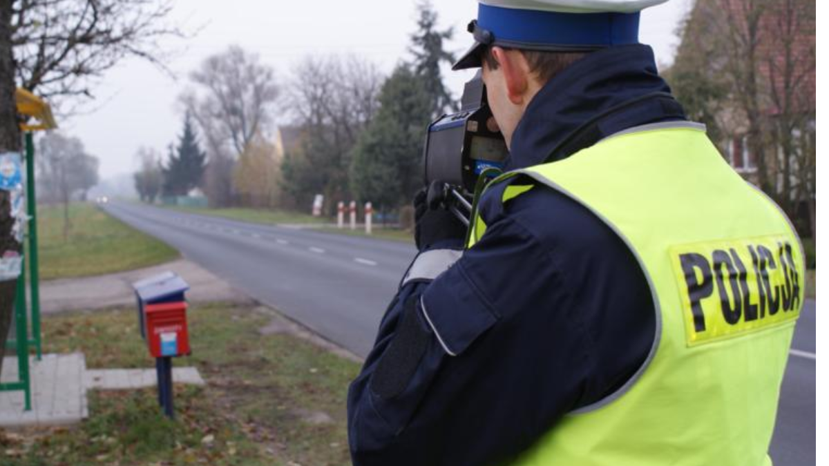 22-latek za bardzo się rozpędził fordem. Na drodze stanął mu patrol policji  - Zdjęcie główne