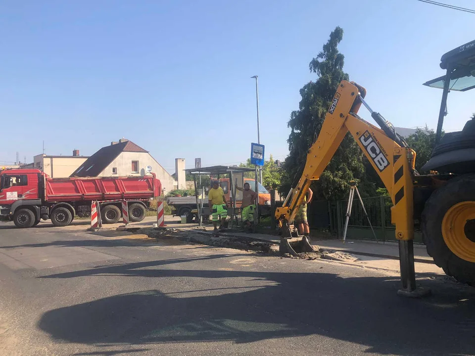 Na Warcianej w Jarocinie trwa budowa chodnika. Pojawiły się nieprzewidziane problemy - Zdjęcie główne