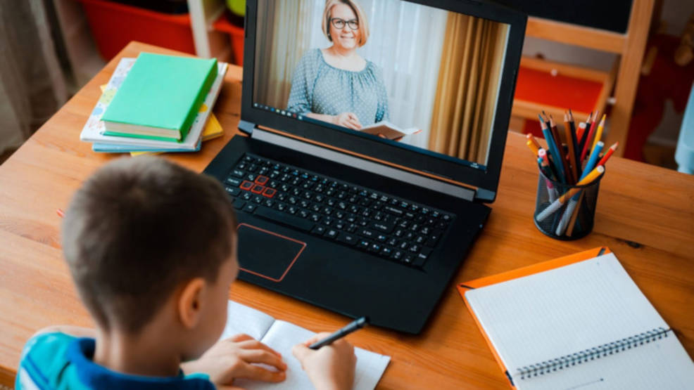 Prawie 200 szkolnych laptopów trafi do uczniów i nauczycieli szkół średnich - Zdjęcie główne