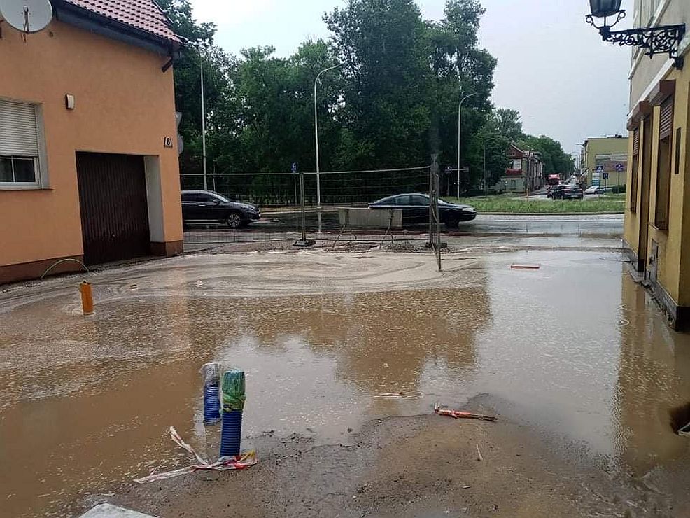 Burza w Jarocinie. Zalane drogi i ulice. 