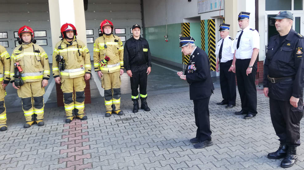 Sławoszew. Strażacy podziękowali swojemu kapelanowi. Ksiądz Jerzy Rychlewski odchodzi na emeryturę